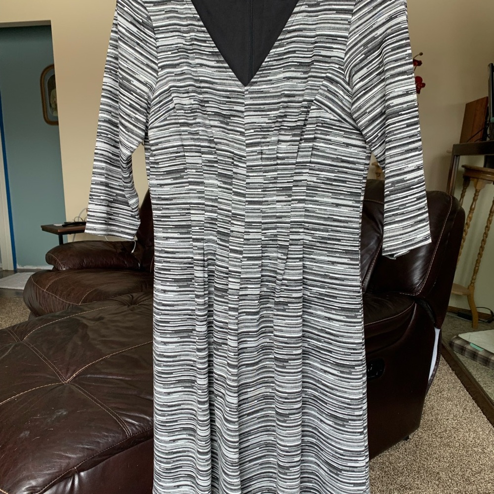 London Times White and Black Sheath Dress V-Neck 3/4 Sleeve